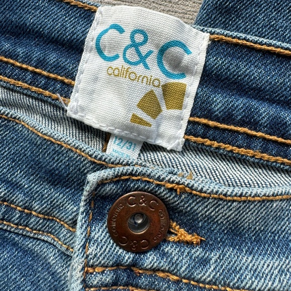 Customized Patchwork/Embroidered Jeans - Picture 9 of 10